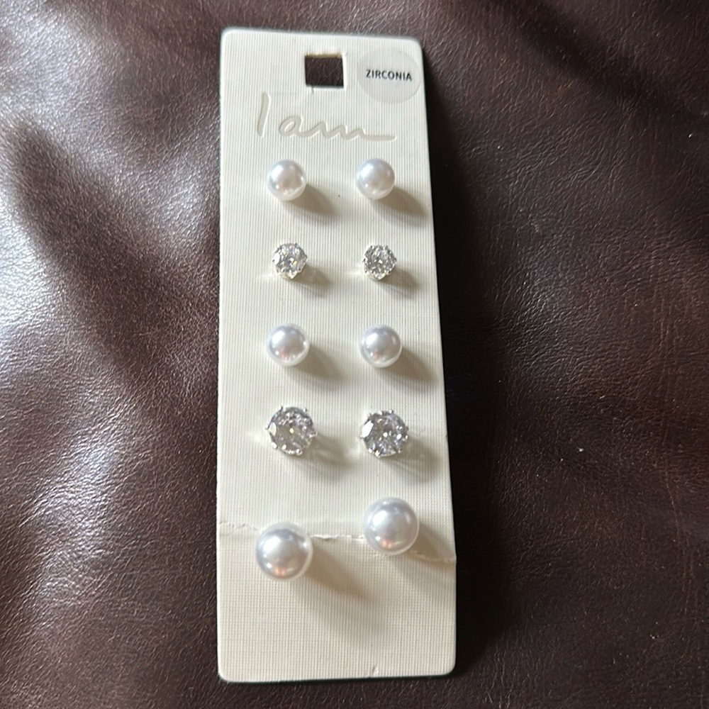 🌞3/$20 NWOT I am Zirconia Set of Stud Earrings